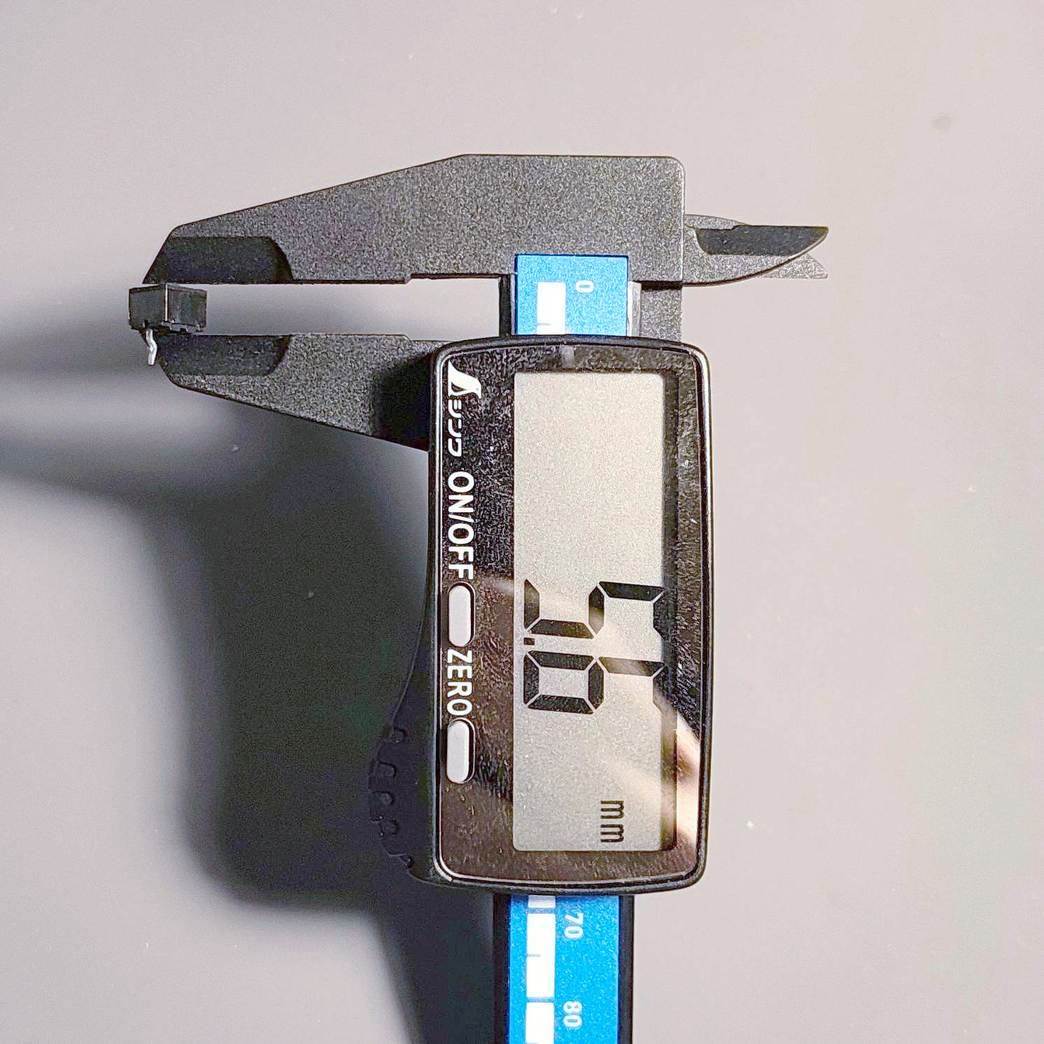 古いスイッチの高さをデジタルノギスで測った写真。5.6mmと表示されている