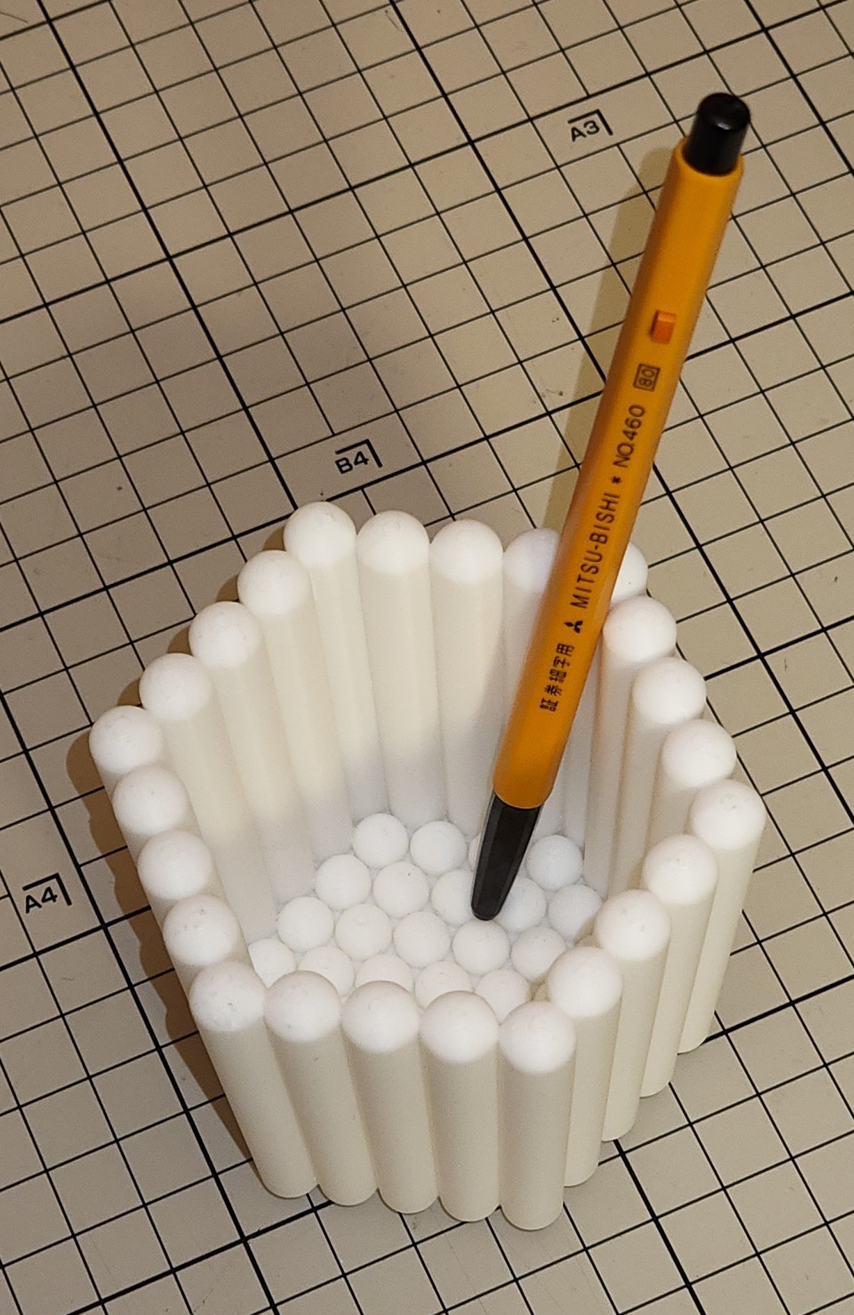 ペン立ての内側底面にペン先が当たり、ペンがいい感じに滑り止まっている